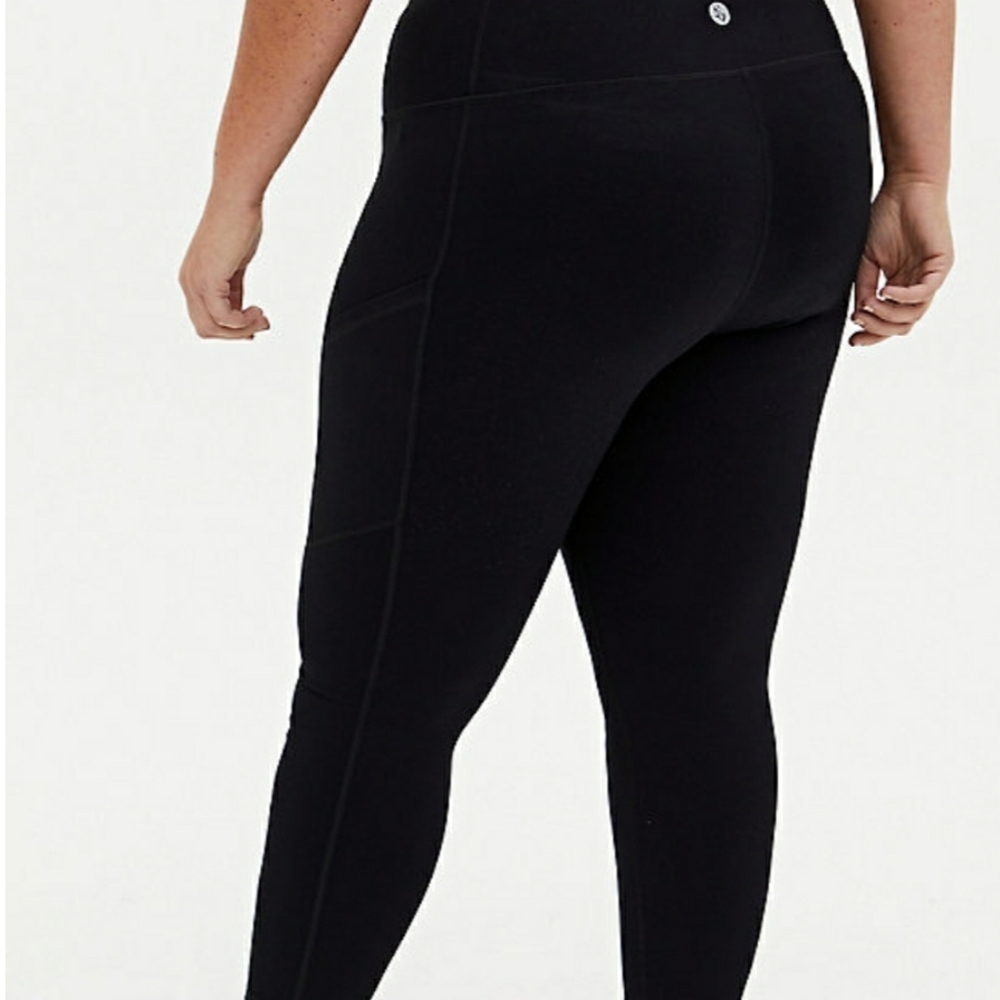 Torrid size 3 black crop with pockets active wear
